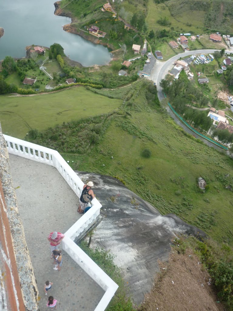 Vista desde lo más alto del Peñón de Guatapé para abajo by Juan C Mejia