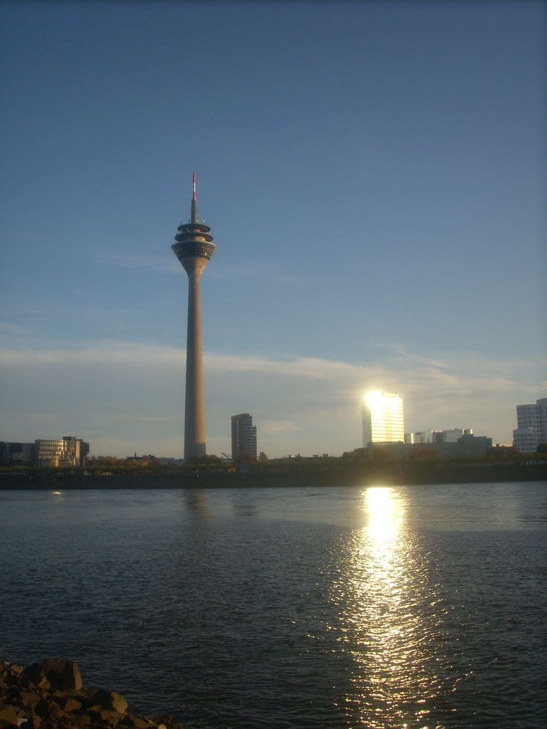 Duesseldorf Rheinturm by athos100