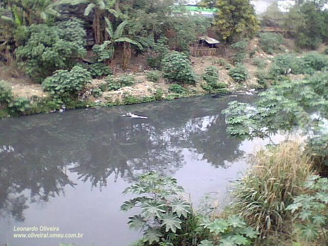 Rio Sarapuí entre Belford Roxo e São João de Meriti by Leonardo S. Oliveira