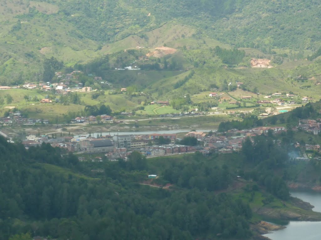 Guatapé desde la piedra by Juan C Mejia