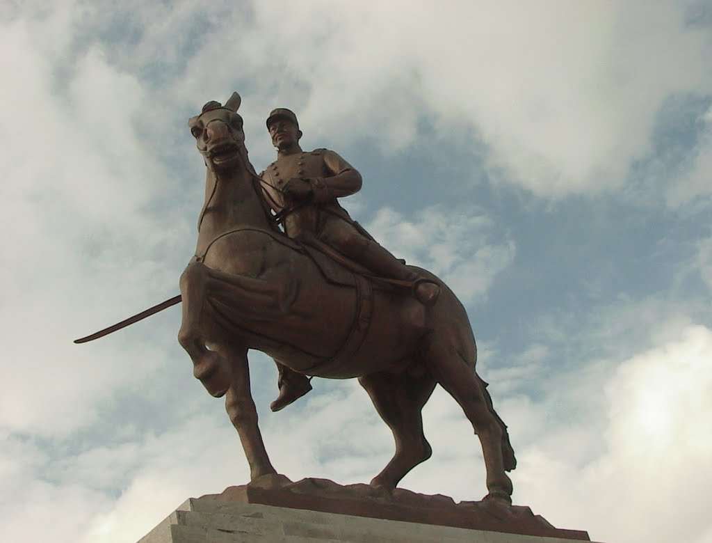 Monumento de Santiago: estatua del Gral. Luperon by Jaime Pena