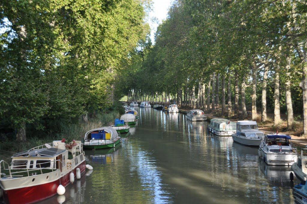 Zicht op het drukke "Canal de midi" in Capestang by Rik Boudewijns