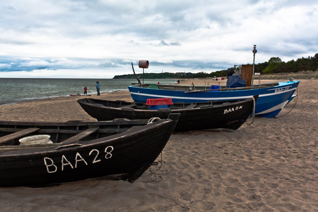 Fischerboot am Strand von Seebad Baabe. by Werner Giesen