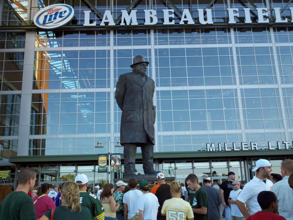 Vince statue at Lambeau Field by Logan Schmitt