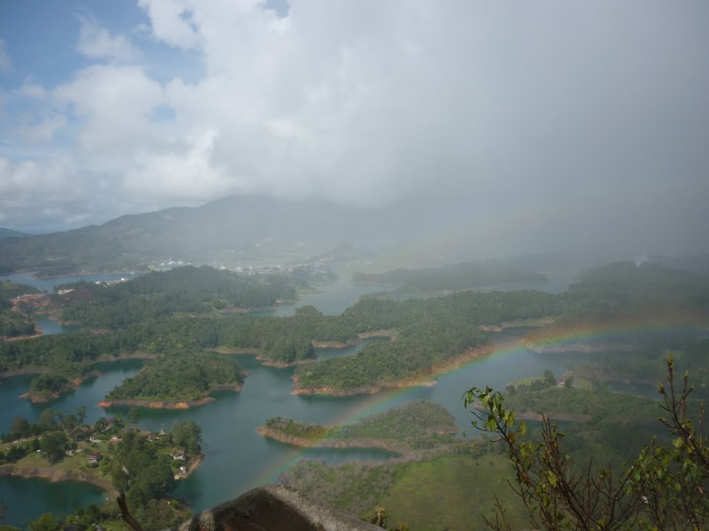 Lluvia y arco iris sobre el embalse de Guatapé by Juan C Mejia