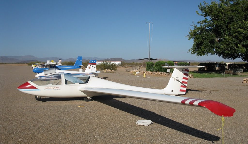 Turf Soaring Club @ Peasant Valley Airport by Printezis