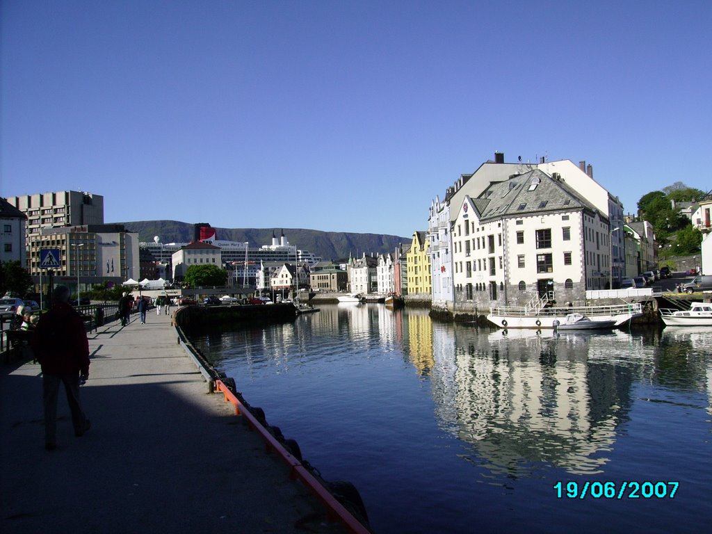 Alesund (QM 2 in background) by westfieldcourt