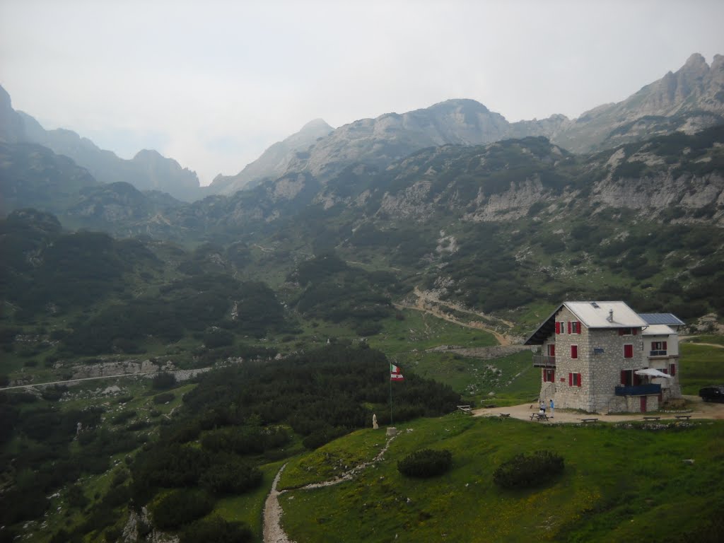 Rifugio Scalorbi dal "sagrato" della sua chiesetta by Nicchio