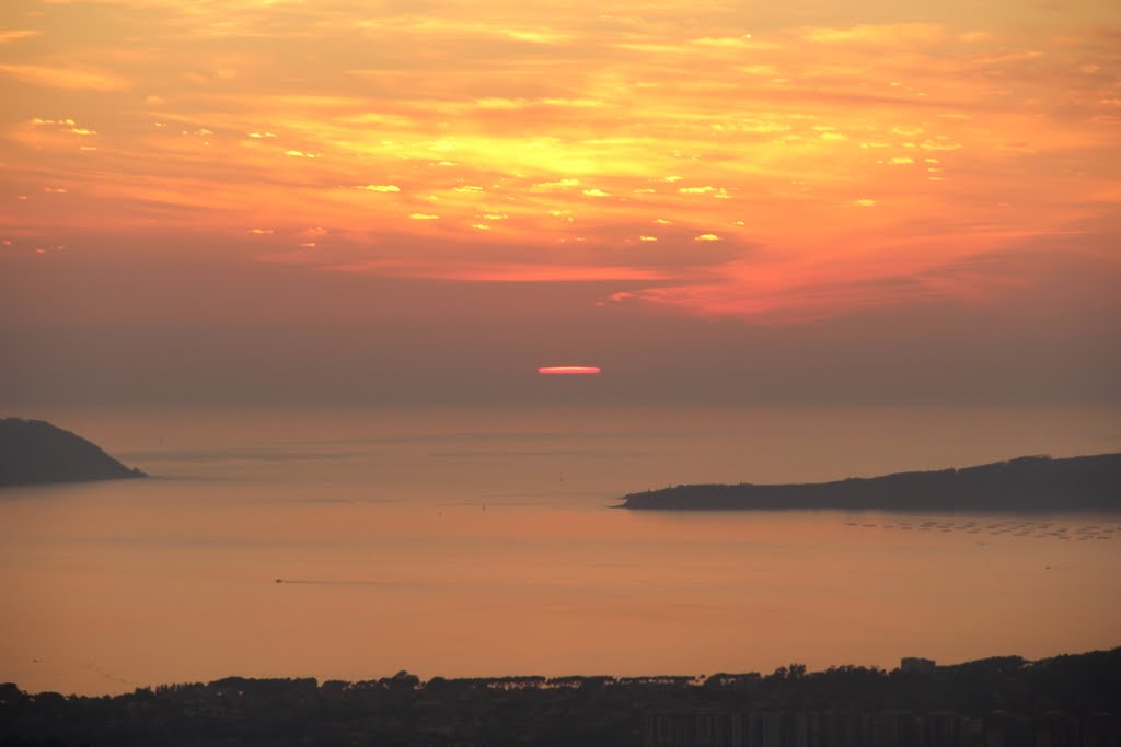 Puesta del Sol sobre la Ria de Vigo Galicia España by Javier JAC