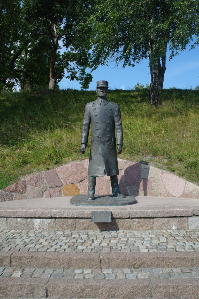 Oberst Birger Eriksen på Oscarsborg. by Thorden