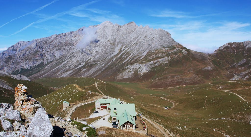 PICOS DE EUROPA- HOTEL REFUGIO DE ALIVA CON EL MACIZO ORIENTAL AL FONDO - CANTABRIA by mackedwars