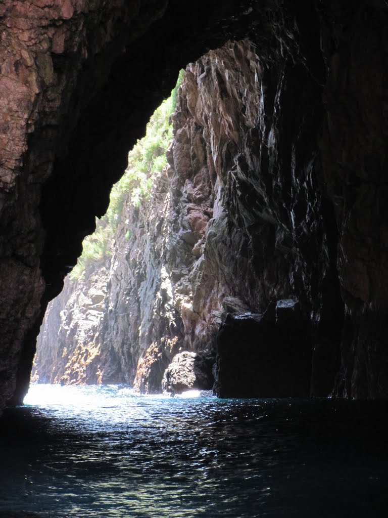 Berlenga - Passeio de pequeno barco, túnel na rocha, 2010Jul by Luís Paiva Boléo