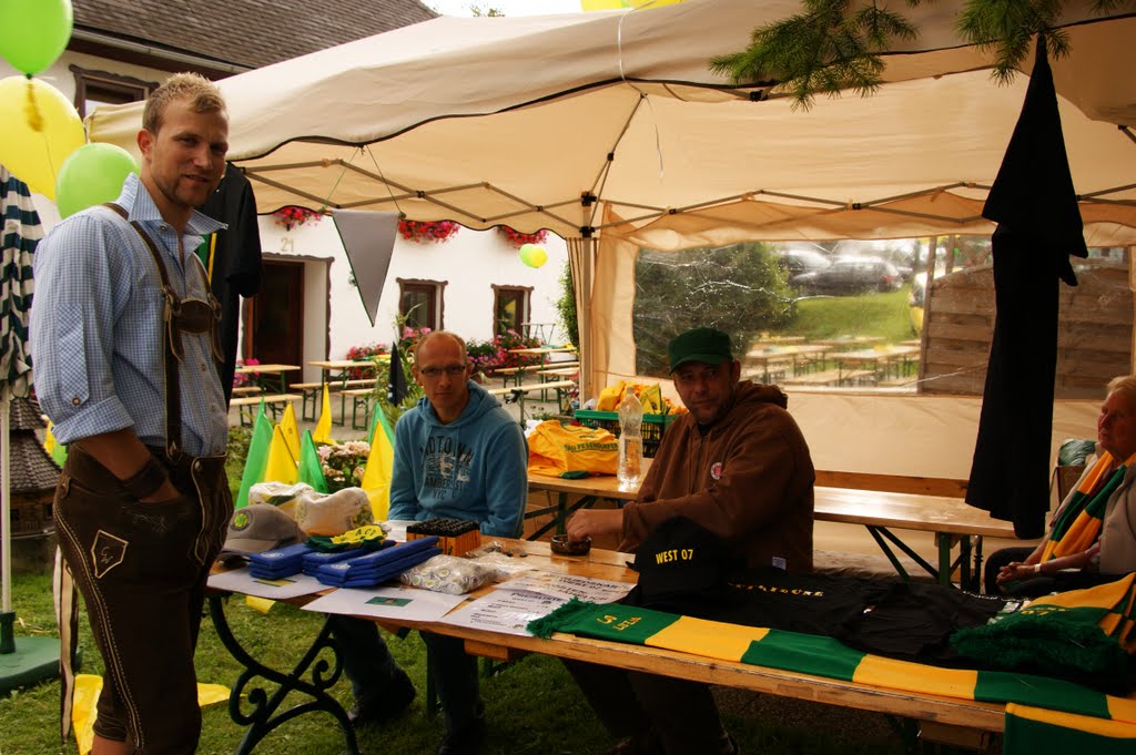 Ortsbild-Messe Oberösterreich 2010. Anhängerclub Fanshop der UVB-Vöcklamarkt. by Anton Gansterer