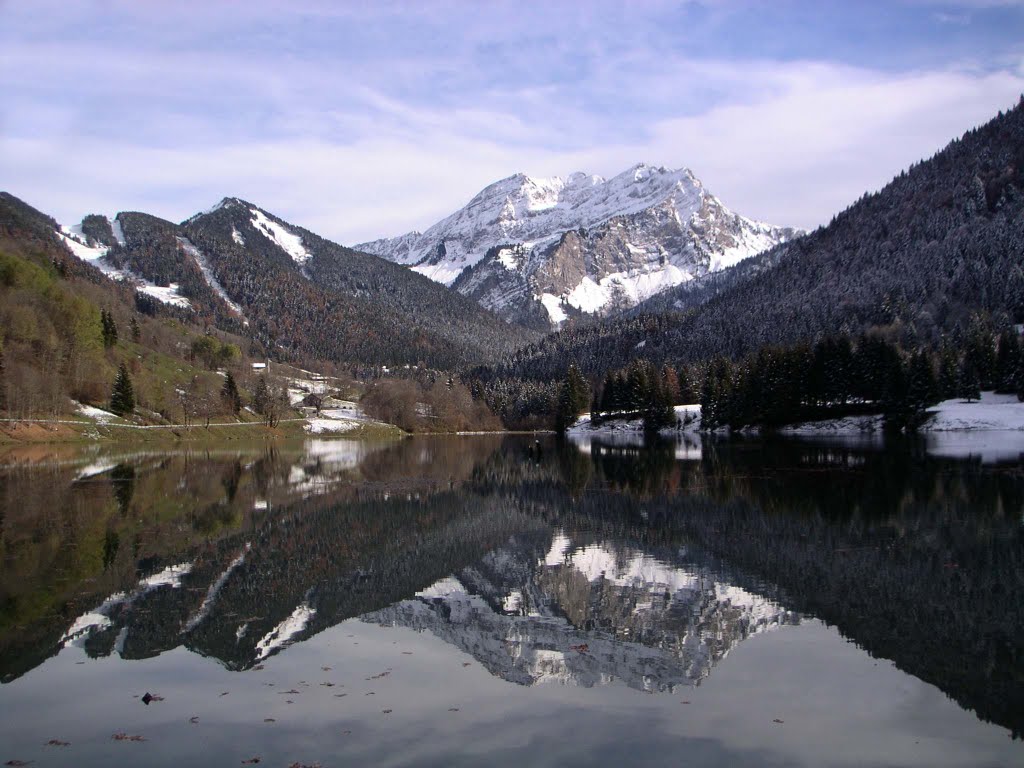 Reflet du Roc d'Enfer dans le lac de Vallon by Xav74