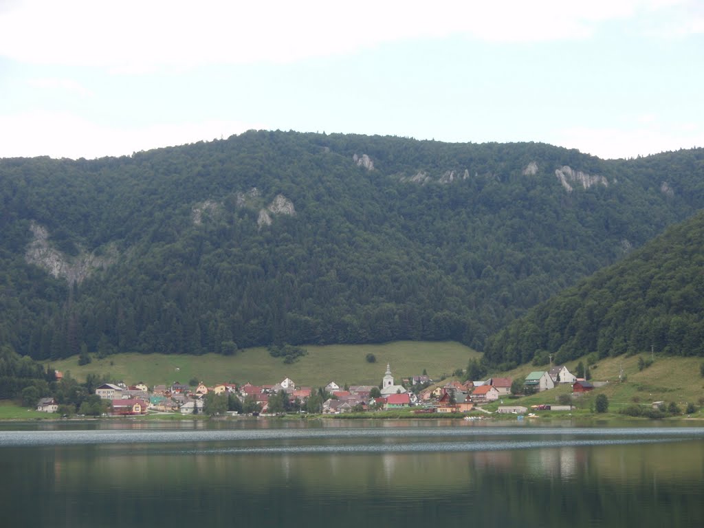 Obec Dedinky z priehradného múru by meneko