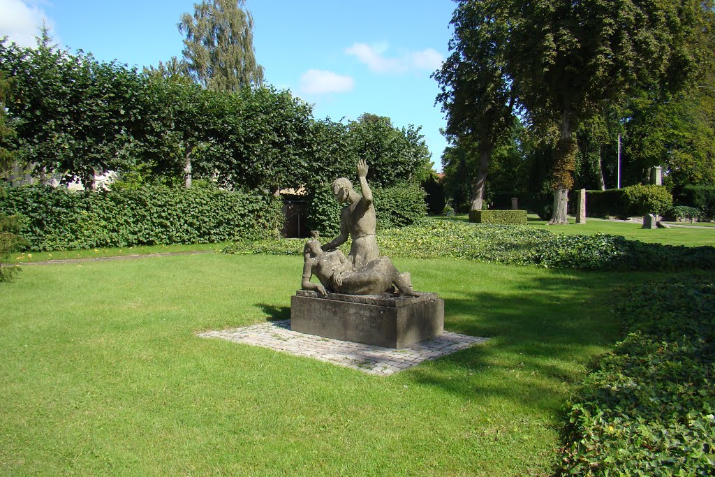 Odense Assistents Kirkegård, statue by papkassen