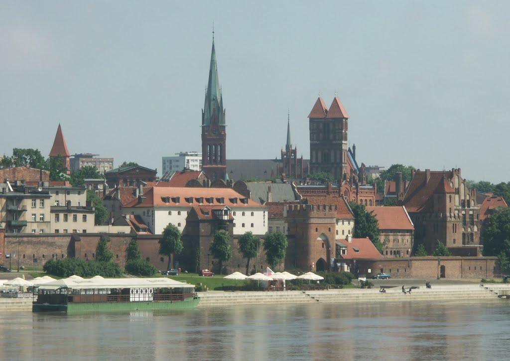 Polen, Altstadt von Thorn von der Weichselbrücke by Thomas Esch