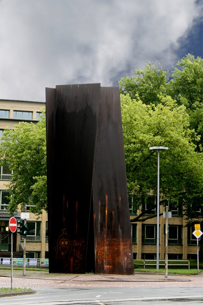 Kunstwerk von Richard Serra, am Hauptbahnhof Bochum by Horst Gerwens