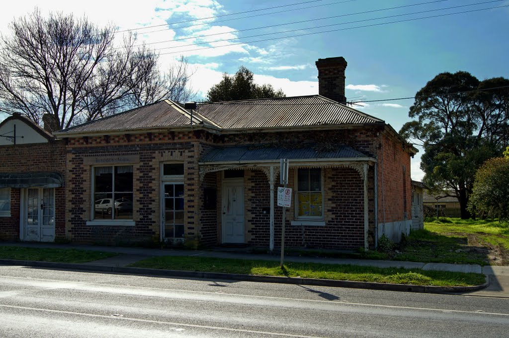 Former Thornell's Bakery (2010). Built c.1890, this was used as the Colonial Bank of Australasia, and was also known as 'Lisdoonvarna' by Muzza from McCrae