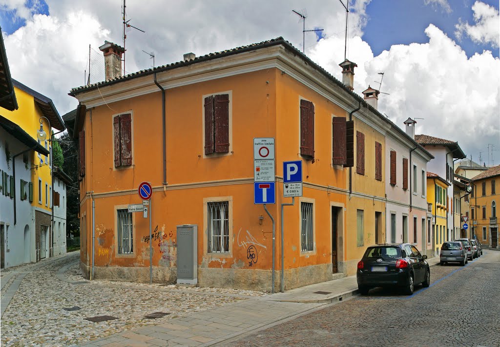 Udine, angolo via Zorutti by Sergio Simonetti