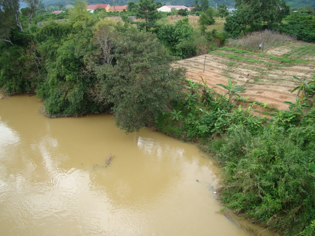 Sau cầu Nam Ka - Quảng phú khi thủy điện vận hành chiều 29 Aug. 2010 by Ha Phamtan