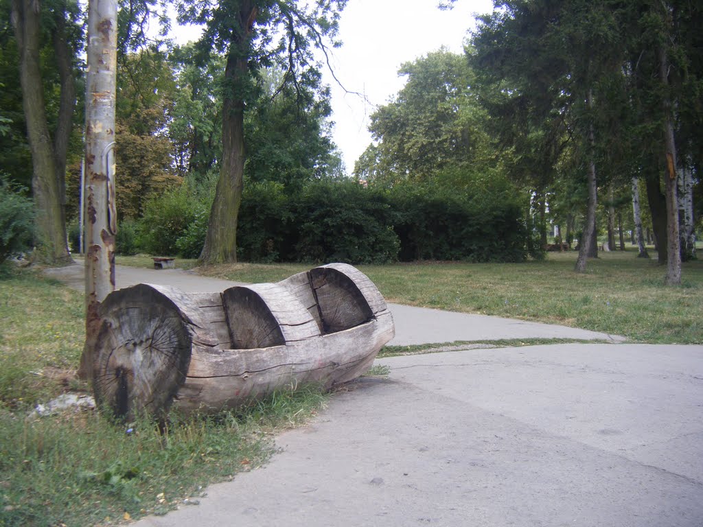 Niš, Srbija, Park Čair, Bliži se jesen, Neobična klupa, Nis, Park Cair, Closer to automn, unusual bench in the park by Veljko N. Nis, Serbia