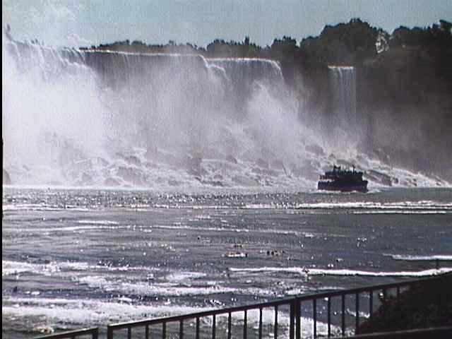 Niagara Falls - auf dem Weg zur Fahrt mit der "Maid of the Mist" by 29091950