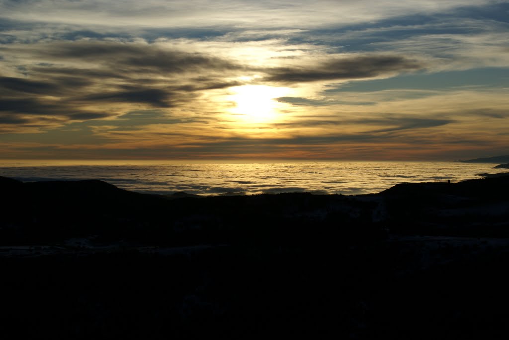 Puesta de sol sobre la niebla by lugaresdelibro.es