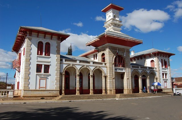 Gare d'Antsirabe by Roland de Gouvenain