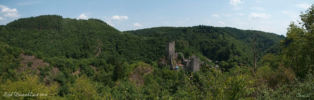 Panorama of Burg Manderscheid, Duitsland by dcschuiling