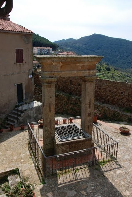 Cisterna davanti alla chiesa by Elena Mari - Escursi…