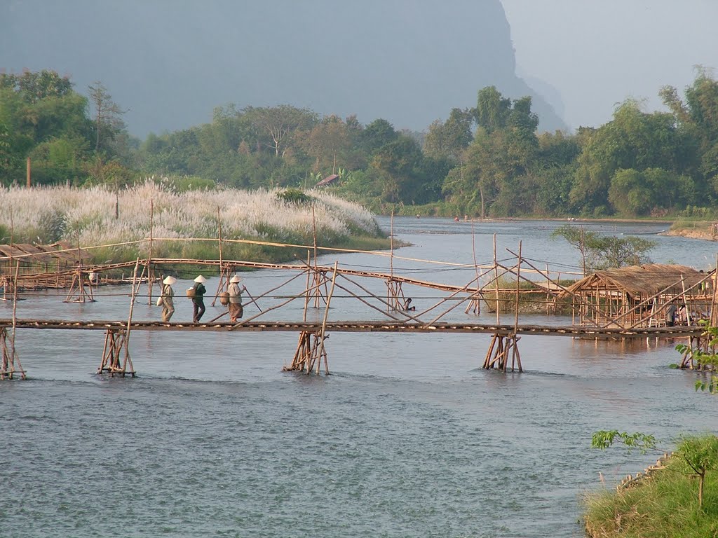 Le Laos à Vang Vieng - de l'hotel Vansana - pont suspendu by grognet