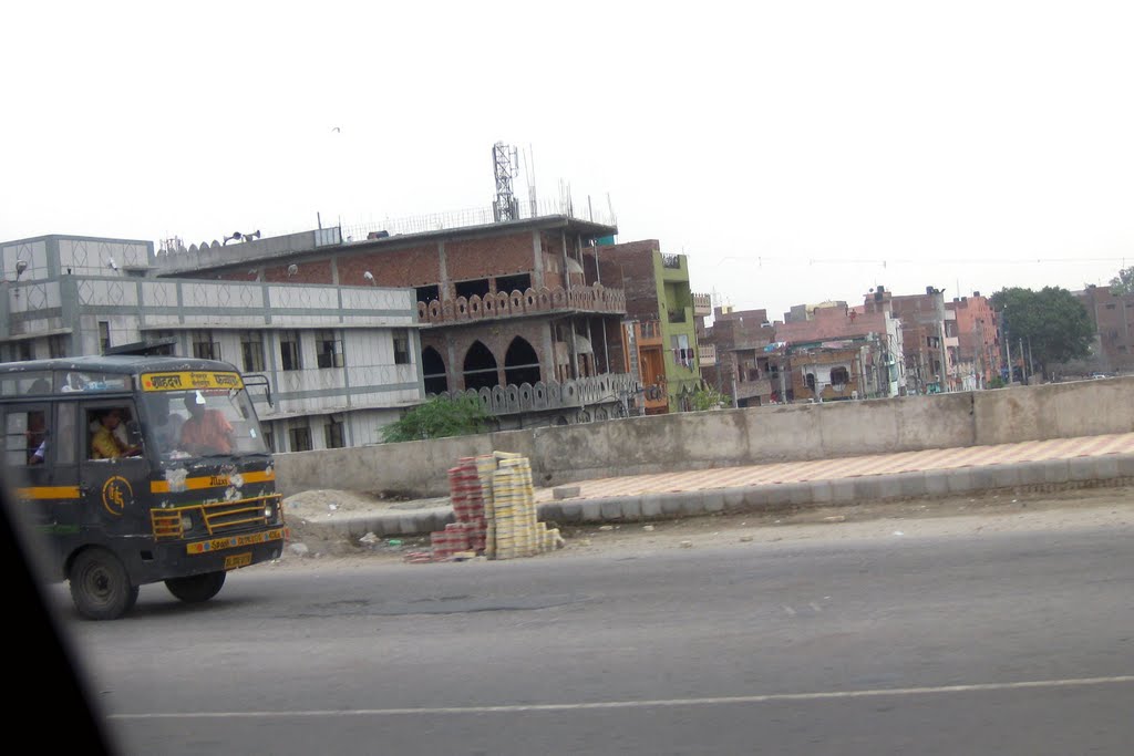 Mosque under construction at Shastri park by ©em