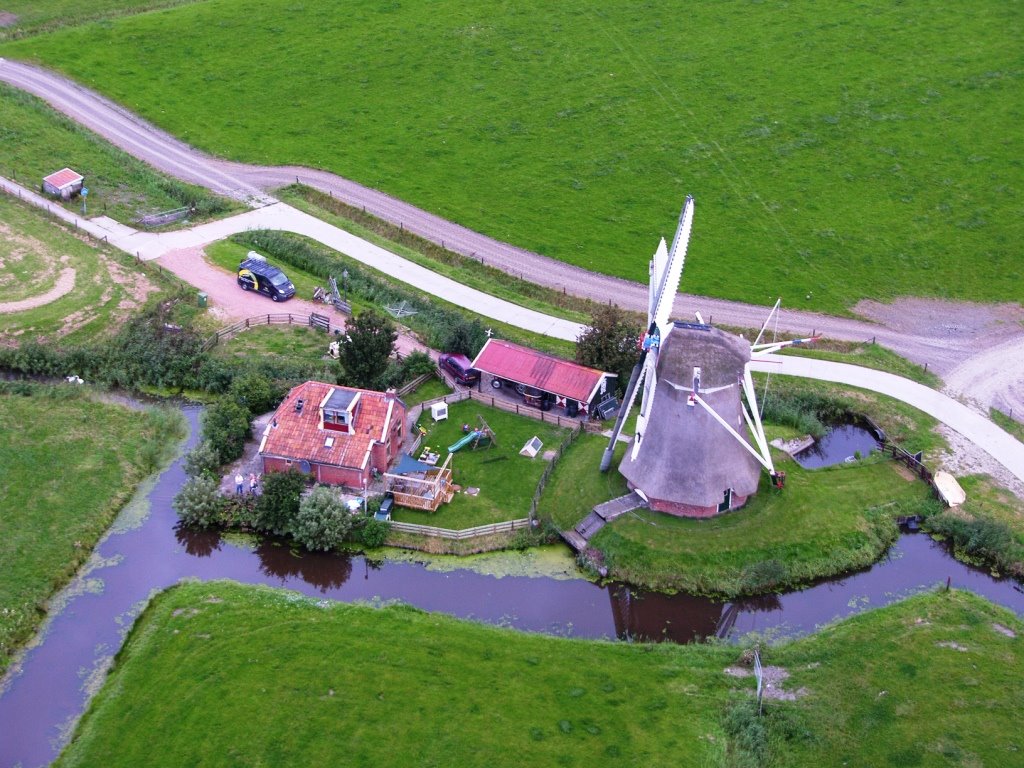 Huis met molen vanuit ballon by Menno de Jong