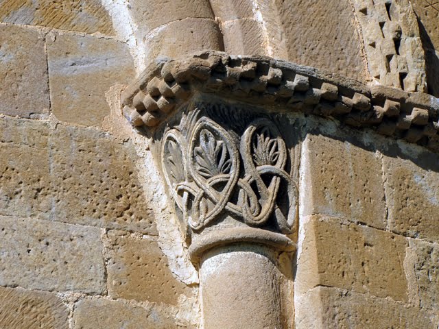 Capitel decorado en la Iglesia de Javierrelatre by Santi Usabiaga