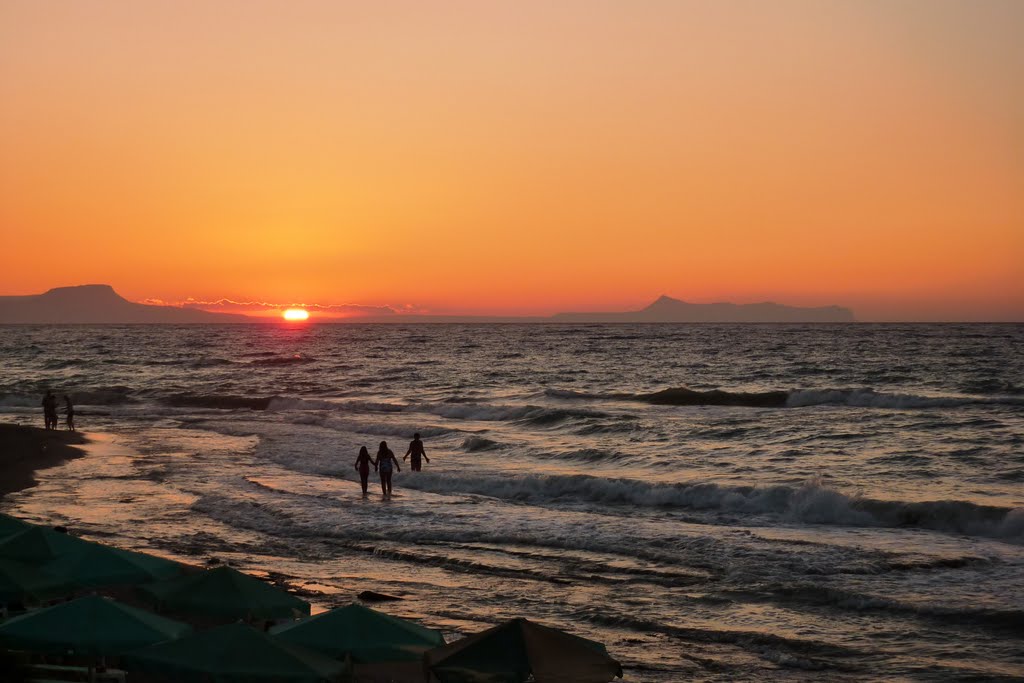 Tramonto sulla spiaggia del JoAn Beach Hotel a Rethymno by gcfireblade