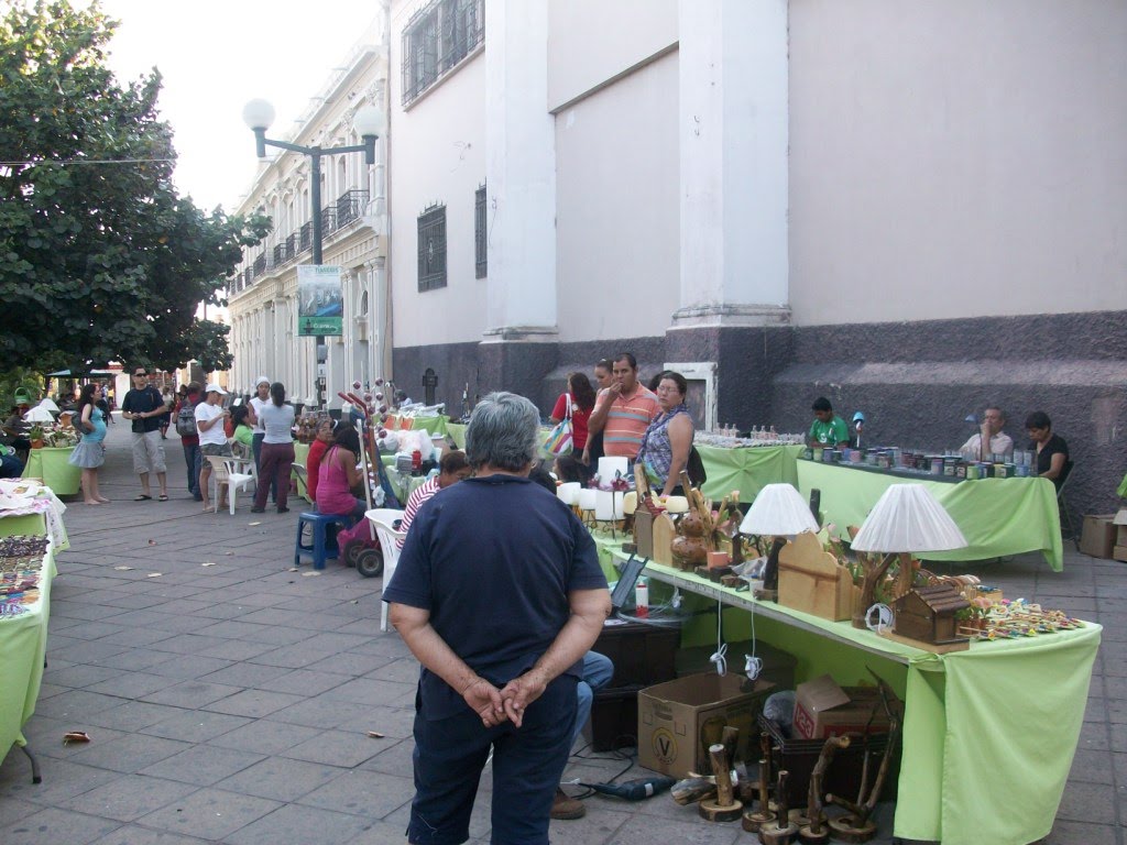 Venta de artesanias en Jardín Gregorio Torres Quintero by Fernando Castillo Oc…