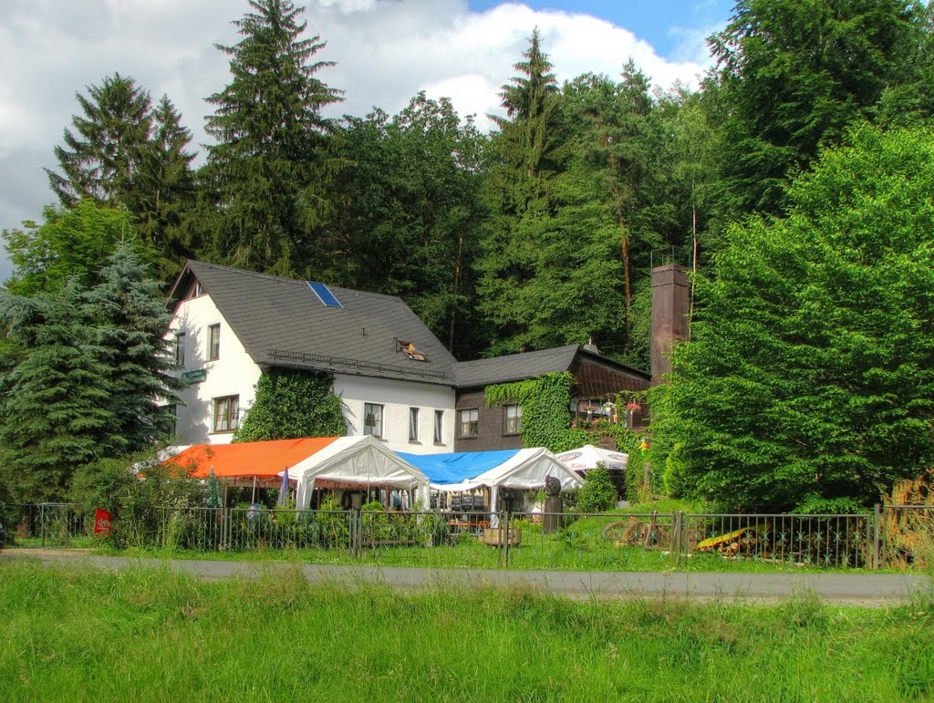 An der Großen Striegis - Gaststätte "Wiesenmühle" by Rudolf Henkel