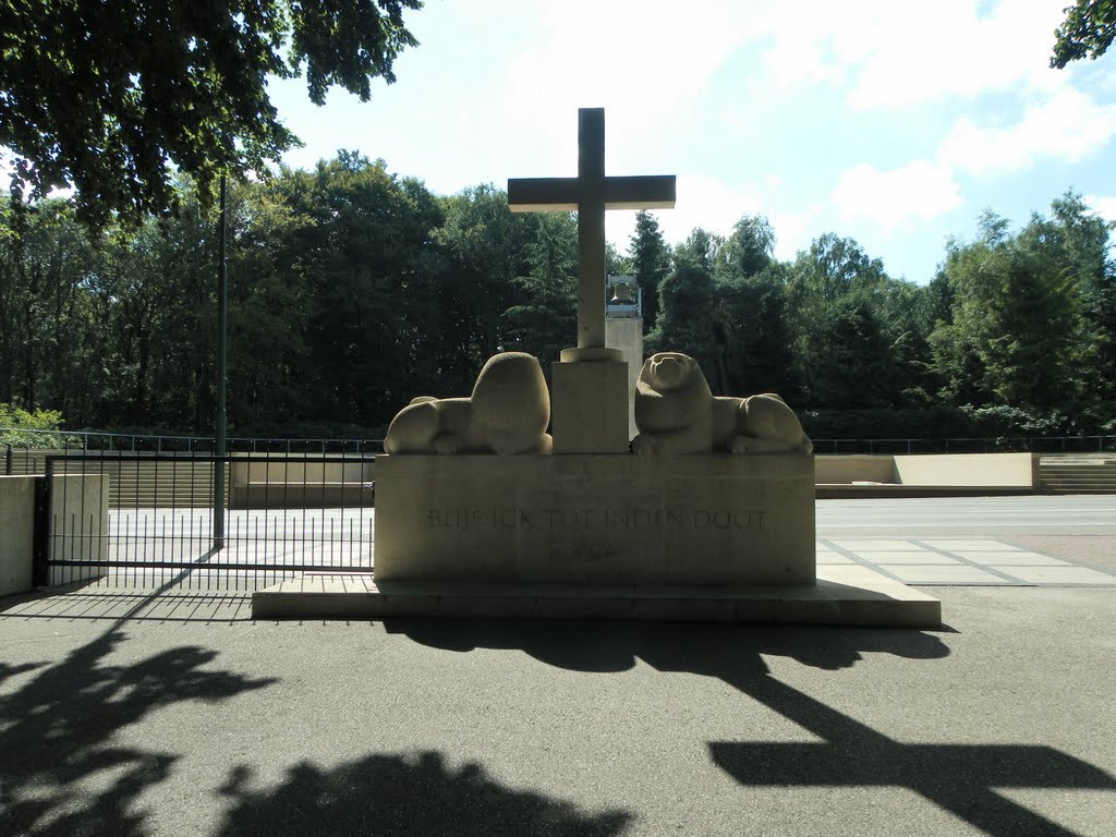 Erebegraafplaats , entree , Monument on field of honour , J.J.P. Oud by Martin Klumper