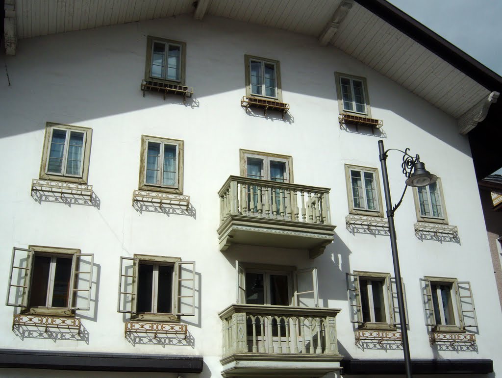 Cortina d'Ampezzo - Casa ampezzana in Corso Italia by franco baldissarutti