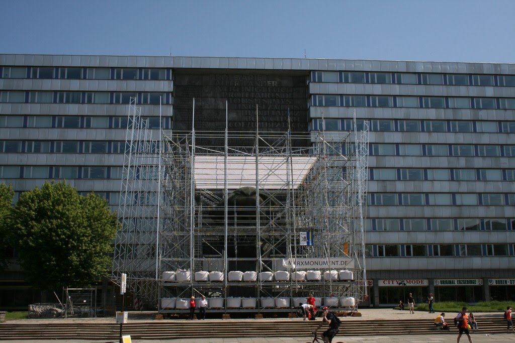 Chemnitz, 25 Mai 2008, Verhüllung des Karl-Marx-Monumentes by MRohleder