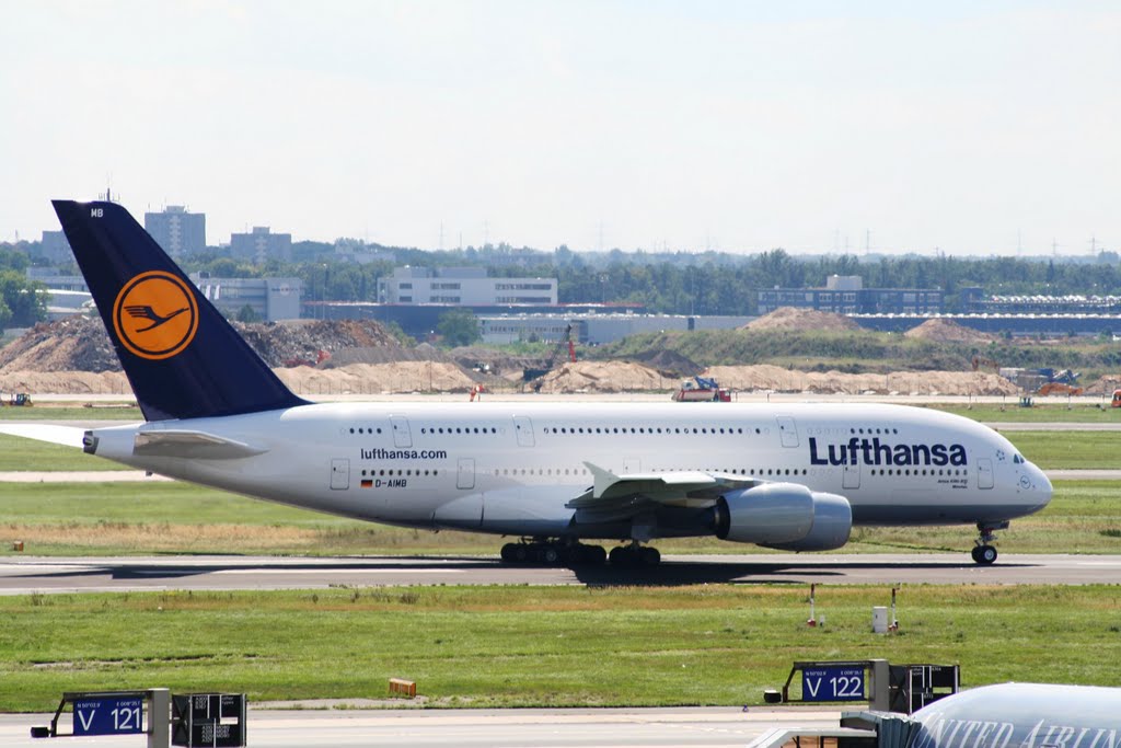 A 380 D-AIMB "München" der Lufthansa beim Start auf dem Weg nach Tokio am 31.08.2010 by Scott Ellwanger