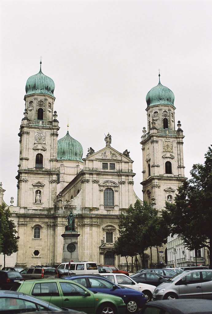 Dom St. Stephan by Raymond Page