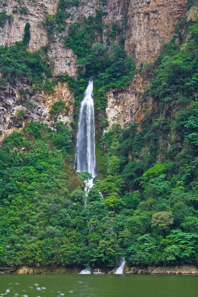 Cascada el Velo de Novia, Cañon del Sumidero by Norberto Villarreal