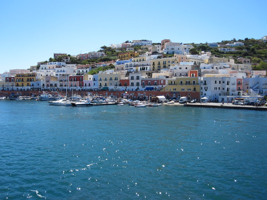 Porto di Ponza by "erica"