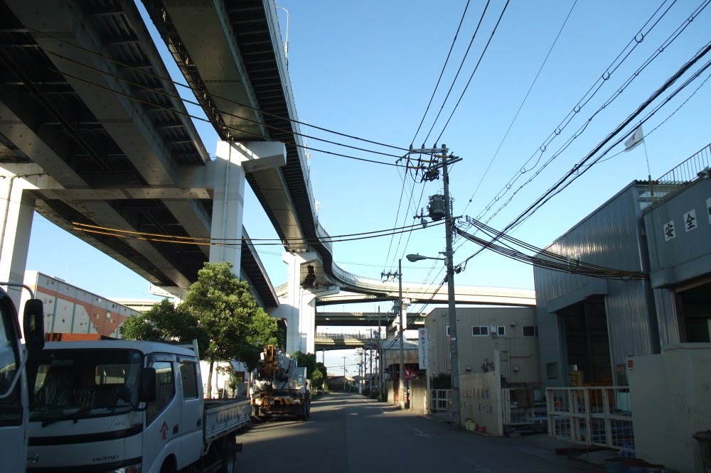 City highway in factory distinct （高速道路に囲まれた工場地域） by hiro.n