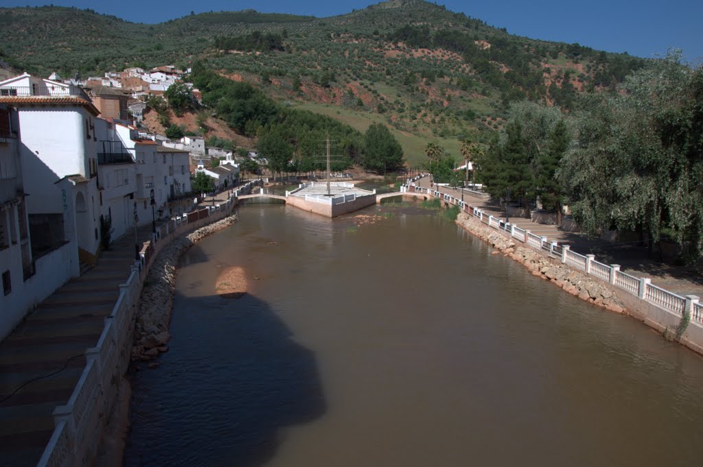 Barca en medio del rio Guadalimar by Joaquin Alejandre