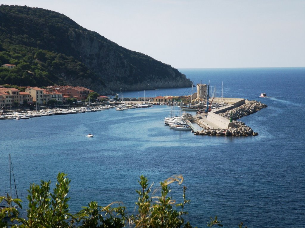 Insel Elba, Blick auf den Hafen von Marina by Thomas Berndt