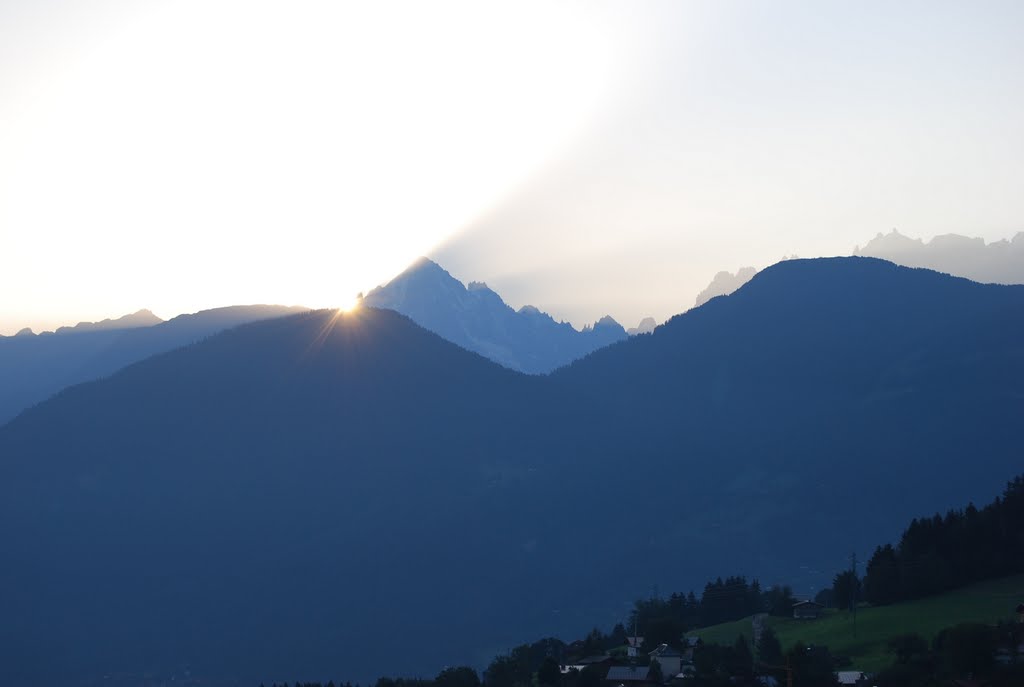 Levé de soleil derrière l'Aiguille du Midi - Combloux - 2010 by Johann VERBRUGGHE