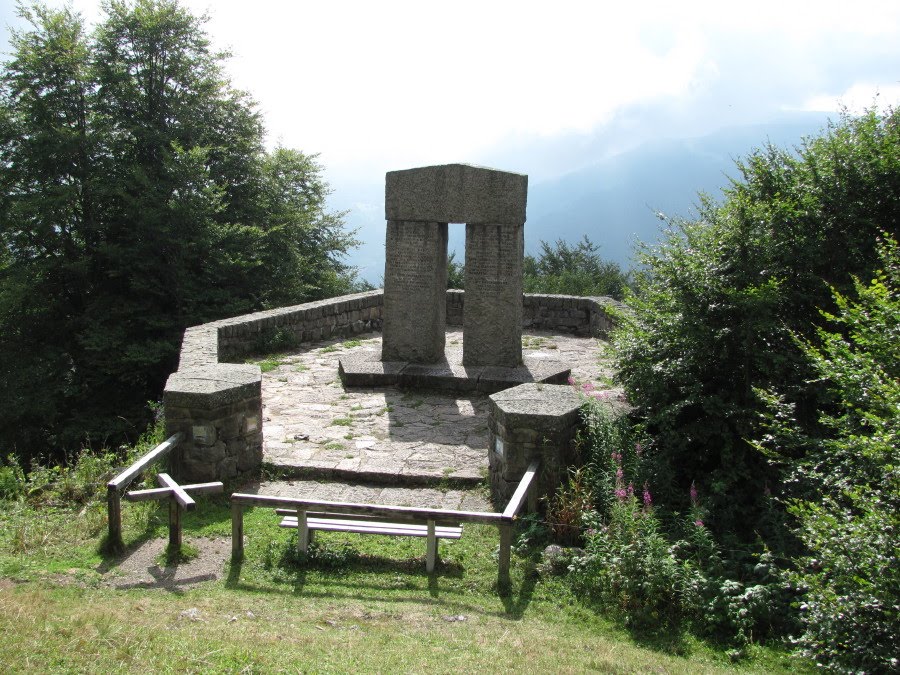 Denkmal für verunglückte englische Schüler by Christian Drescher